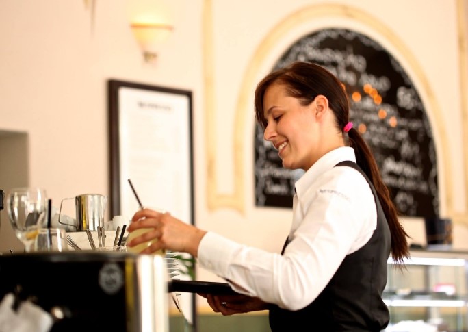 DFW Servers: How to Stand Out in a Competitive Hospitality Job Market