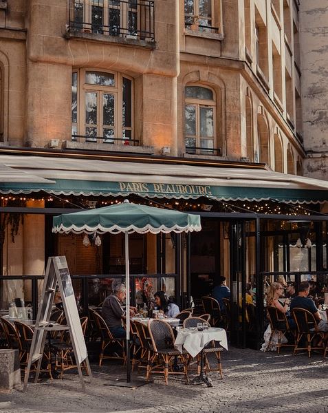 a restaurant with outdoor dining in Paris